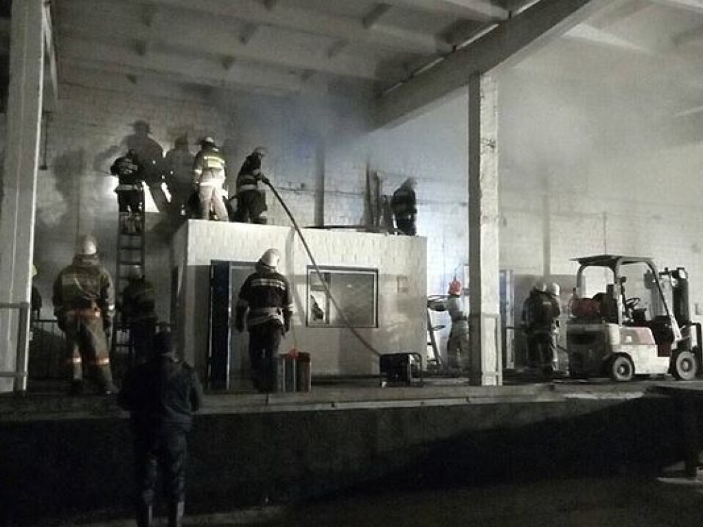 Ночью горел склад в Шевченковском районе столицы (ФОТО)