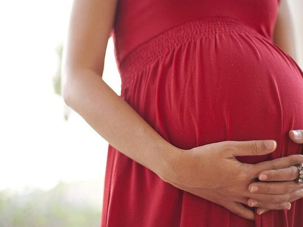 Ученые рассказали, почему беременным нельзя спать на спине
