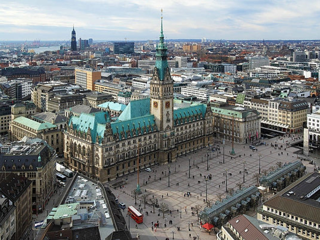 В Германии строители случайно раскопали гигантскую бетонную свастику (ФОТО)
