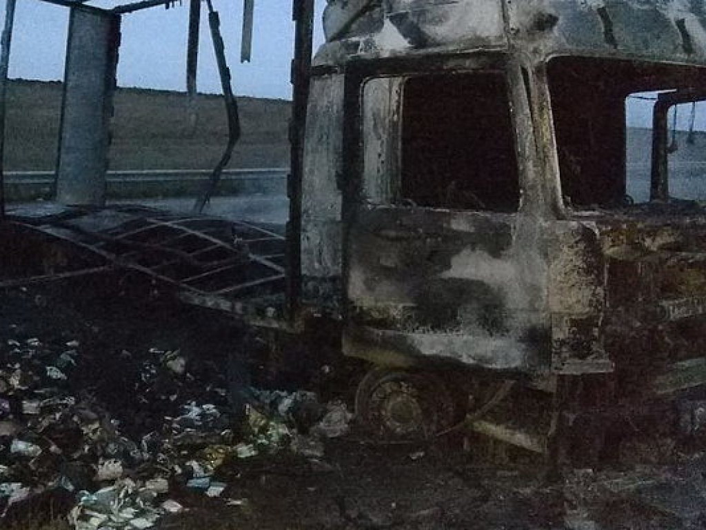 В Харьковской области на ходу загорелся грузовик (ФОТО)