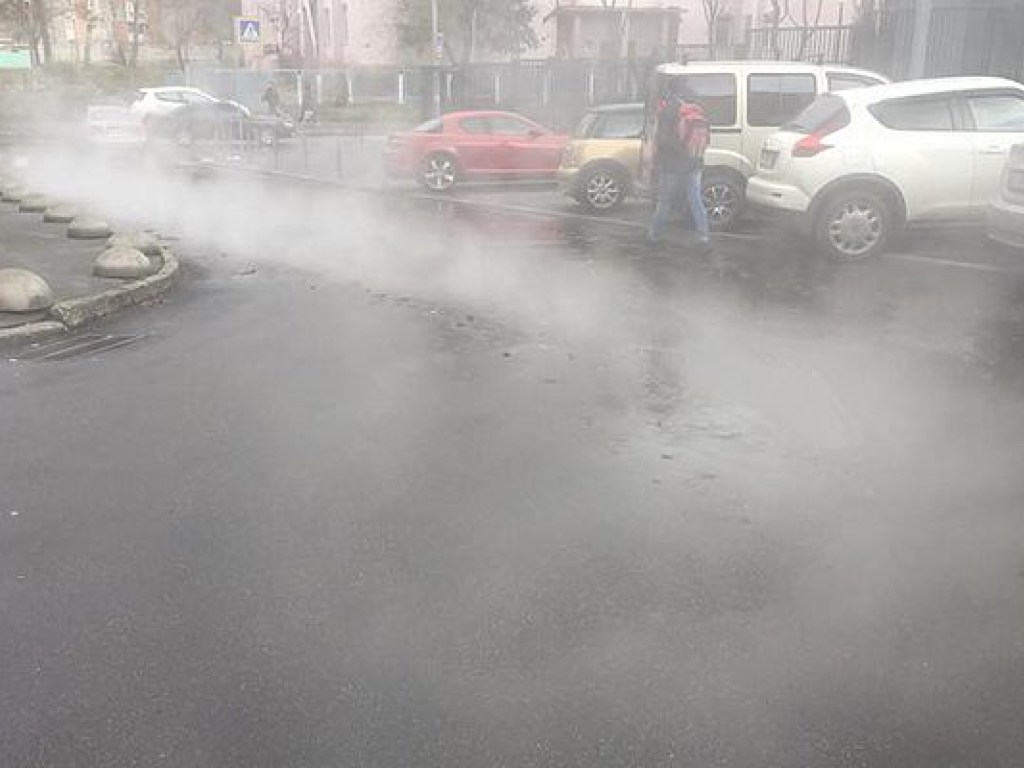 На столичном Отрадном произошел прорыв трубы, улицу затопило кипятком (ФОТО)