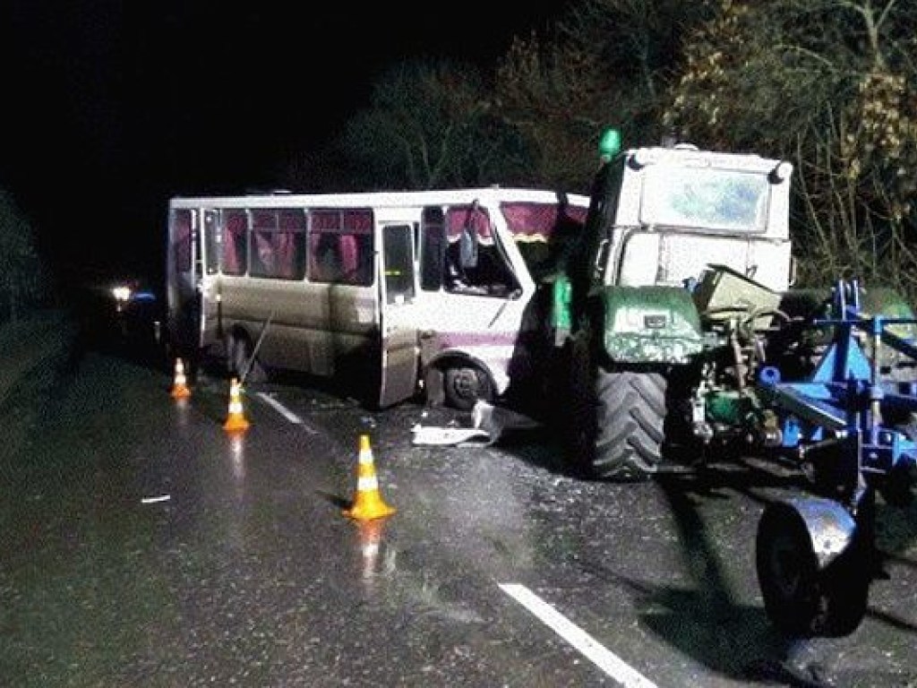 Автобус и 2 трактора: На Луганщине произошло крупное ДТП (ФОТО)