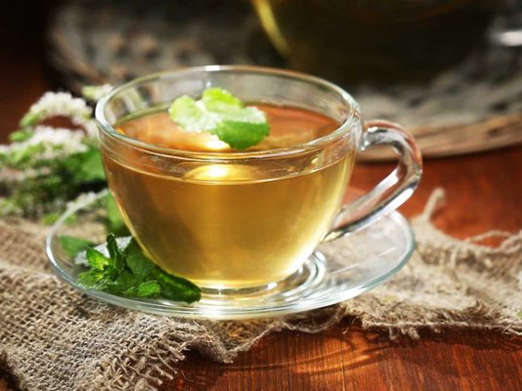Контролировать вес в холодное время года помогут травяные чаи и минеральная вода – врач