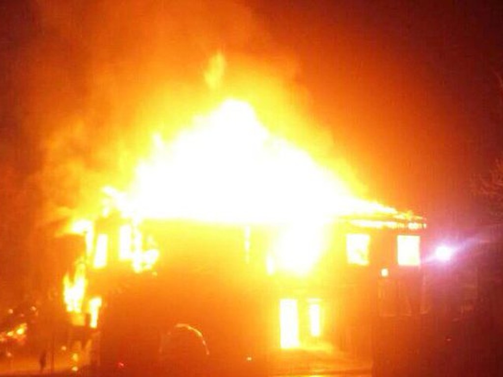 Под Киевом ночью сгорели сразу два многоквартирных дома (ФОТО, ВИДЕО)