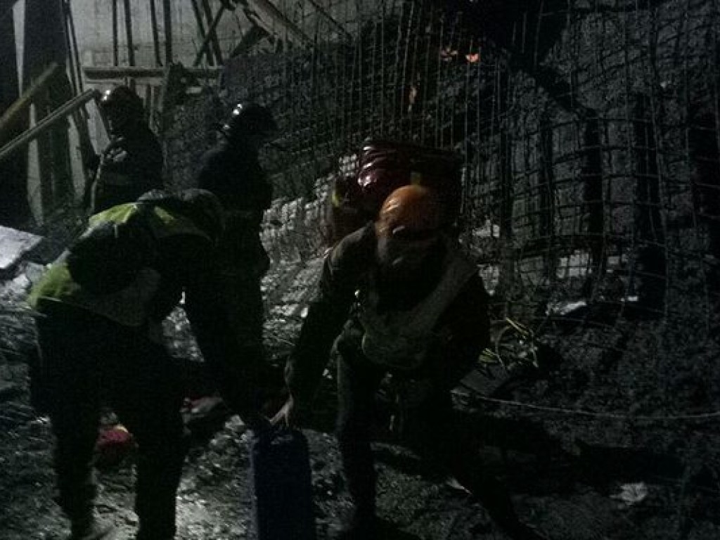 В Ивано-Франковске обвалилась стена, есть погибший и пострадавшие (ФОТО, ВИДЕО)