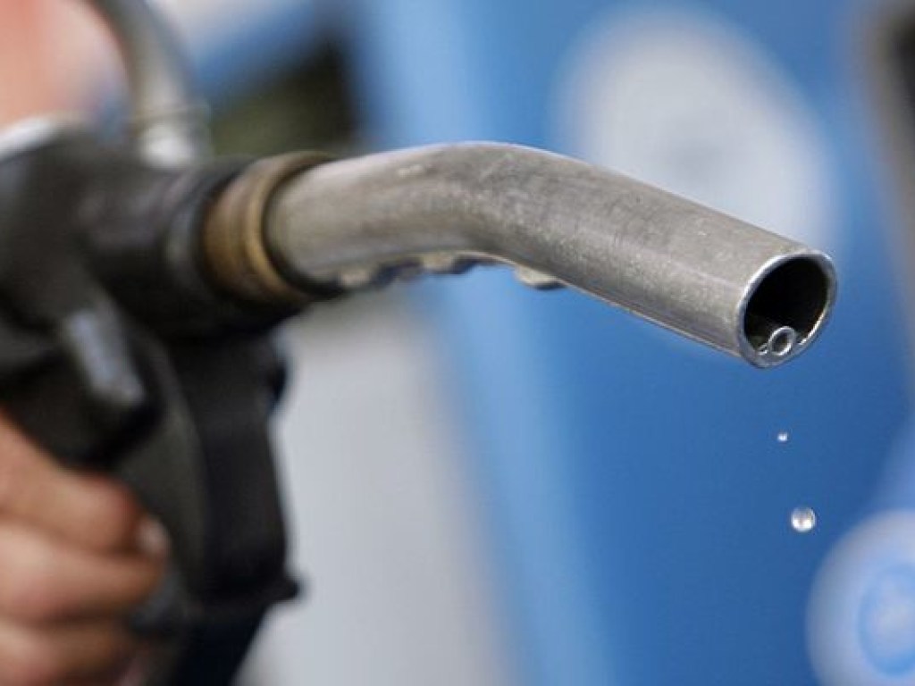 На украинских заправках существенно выросли в цене бензин и дизтопливо