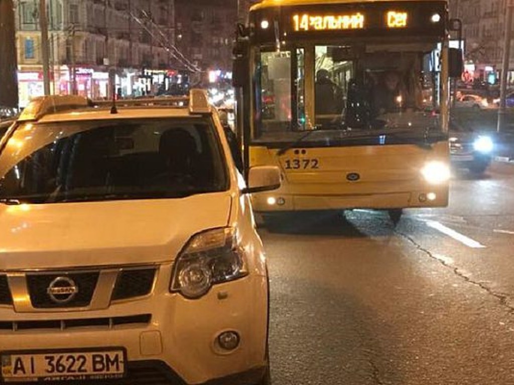 В центре Киева «герой парковки» заблокировал движение троллейбусов, образовалась пробка (ФОТО)