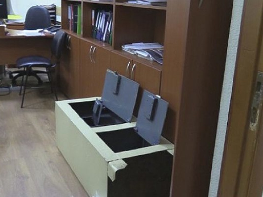 Из здания киевского университета похитили талоны на топливо и юбилейные монеты (ФОТО, ВИДЕО)