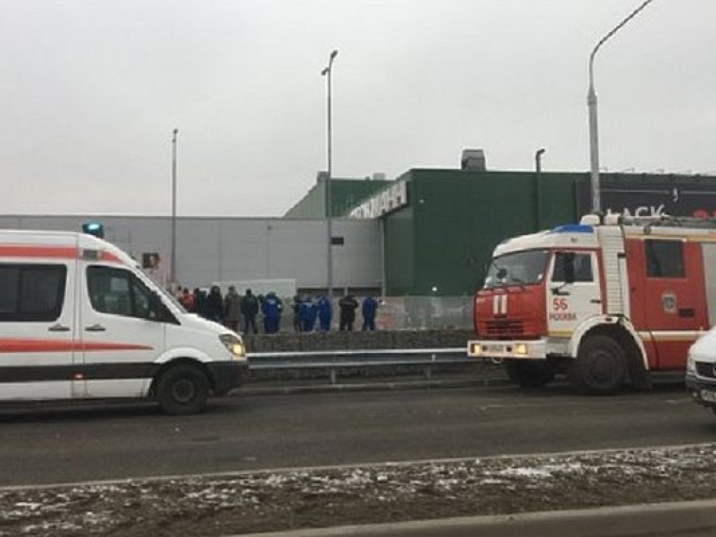 В Москве два человека пострадали в результате обвала грунта возле ТРЦ (ФОТО)