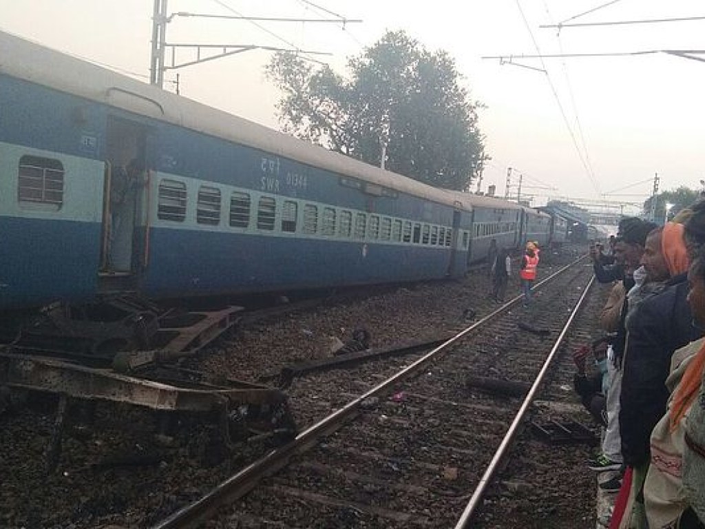 Масштабная авария в Индии: при сходе поезда с рельсов погибли 3 человека (ФОТО)