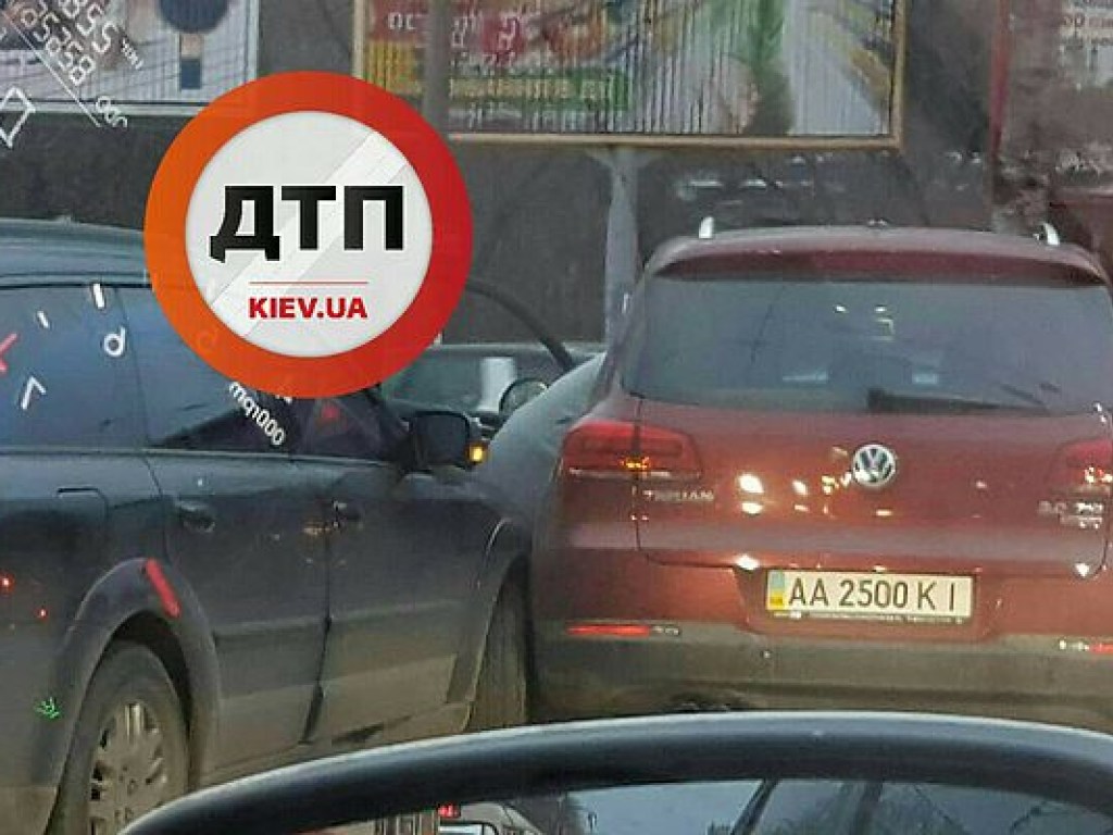 На трамвайных путях в Киеве столкнулись Subaru и Volkswagen с девушкой за рулем (ФОТО)