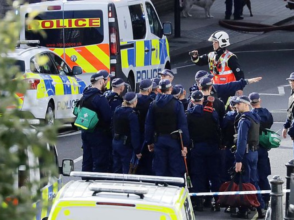 В результате паники в метро Лондона пострадали 15 человек