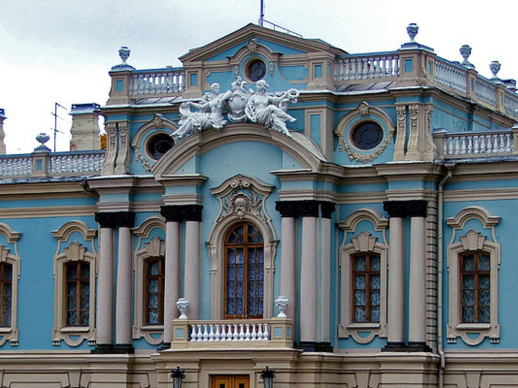 Для Мариинского дворца закупят 26 столов за 4 миллиона гривен