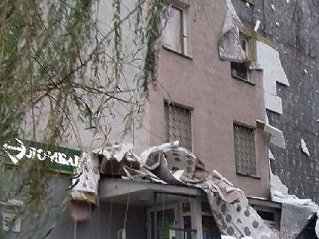 С киевской многоэтажки рухнул утеплитель