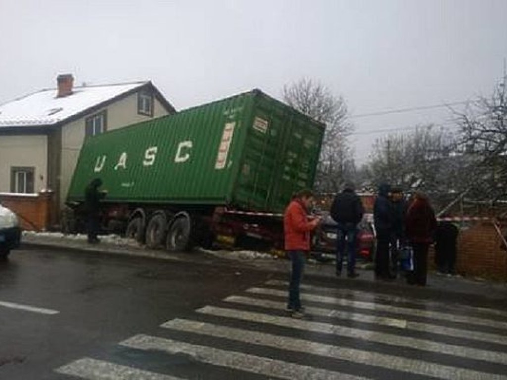 Во Львовской области авто врезалось в столб, есть пострадавшие (ФОТО)