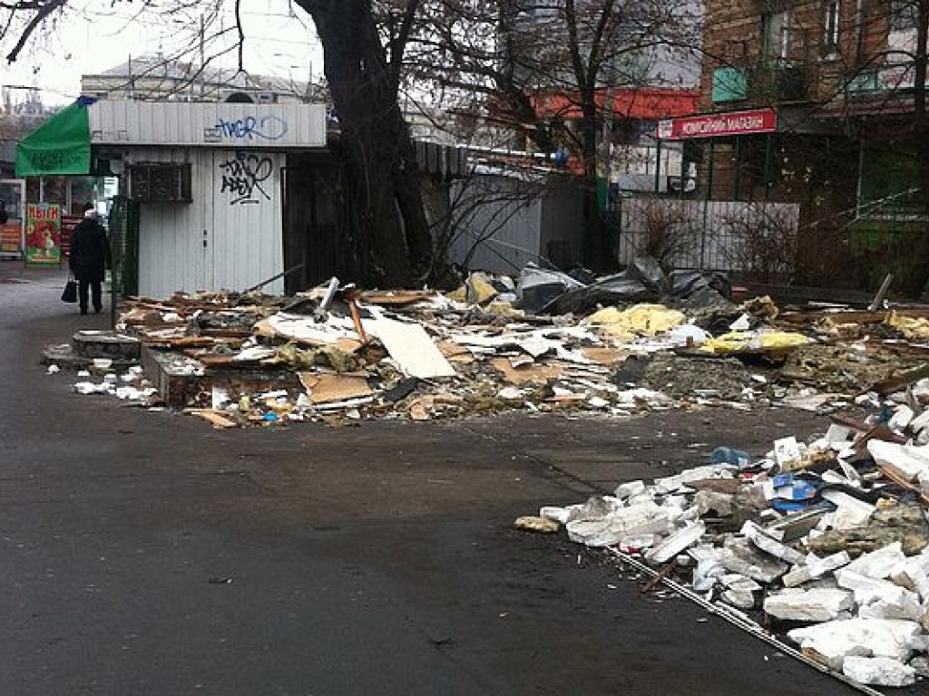 В Киеве на Дарницкой площади снесли часть МАФов (ФОТО)