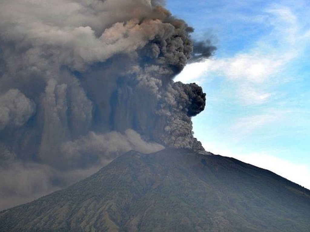 Вулкан на Бали выбросил столб пепла на 7,6 тысяч метров, эвакуированы 100 тысяч человек