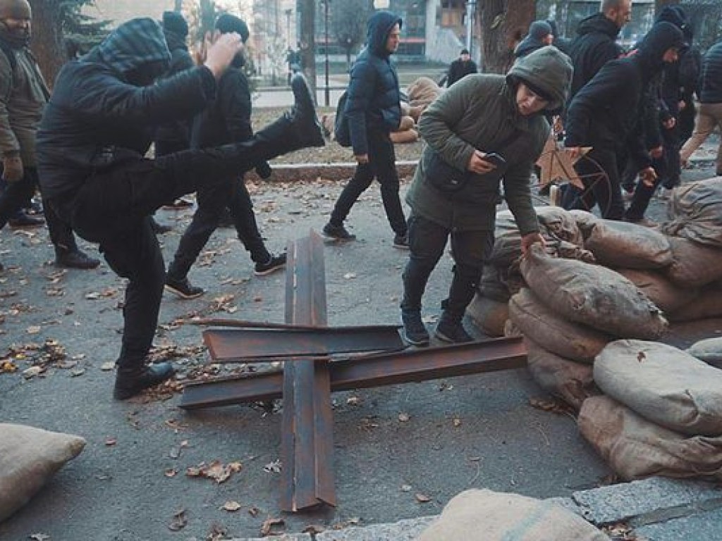 Активисты разгромили декорации к военному сериалу в Харькове (ФОТО)