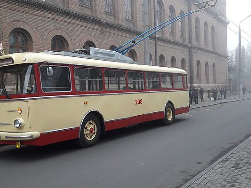 В Черновцах на маршрут вышел троллейбус-раритет