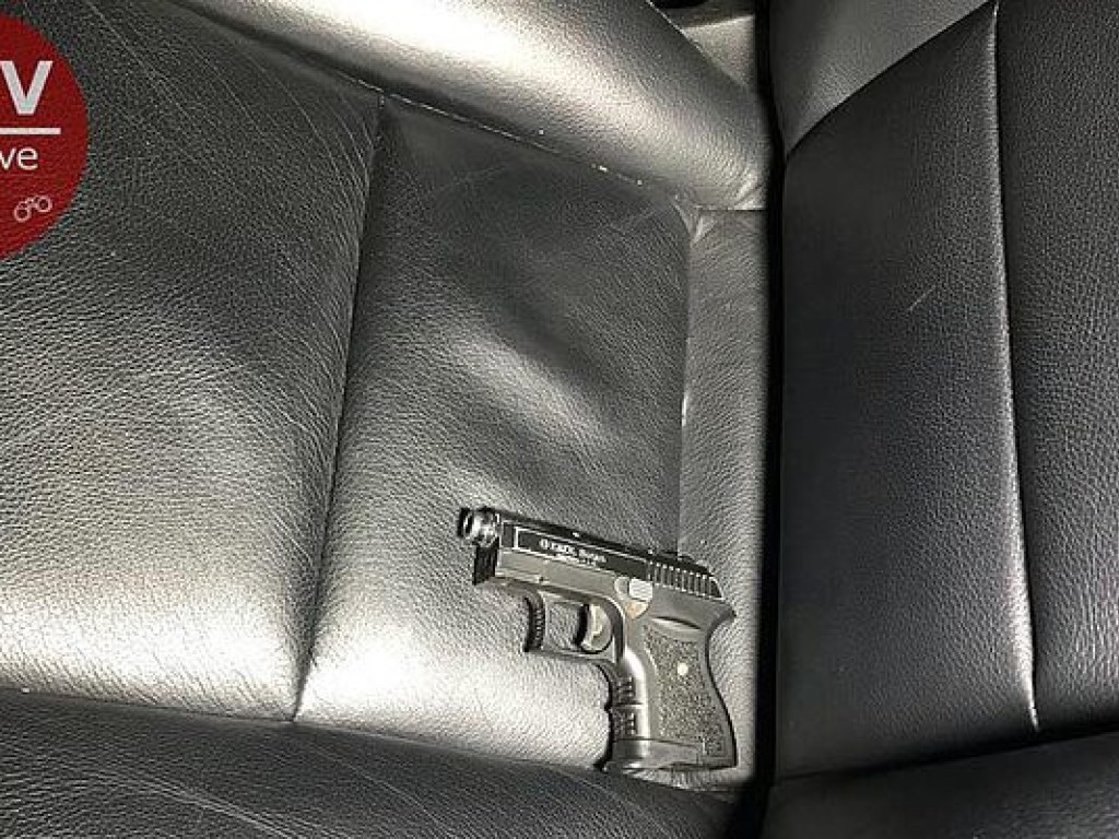 На парковке столичного ТРЦ полиция обнаружила в Mercedes на российских номерах оружие (ФОТО, ВИДЕО)