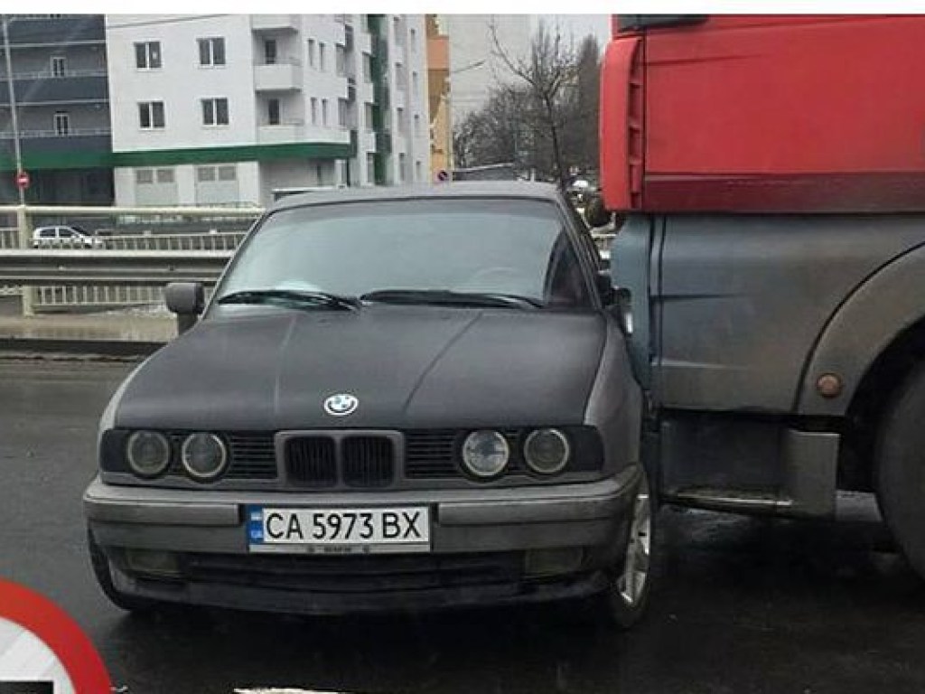 В Голосеевском районе Киева столкнулись фура и BMW (ФОТО)