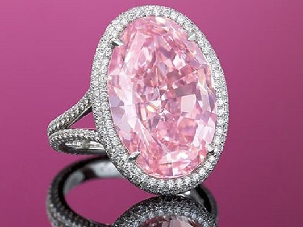 На аукционе Christie&#8217;s продали розовый бриллиант за 32 миллиона долларов