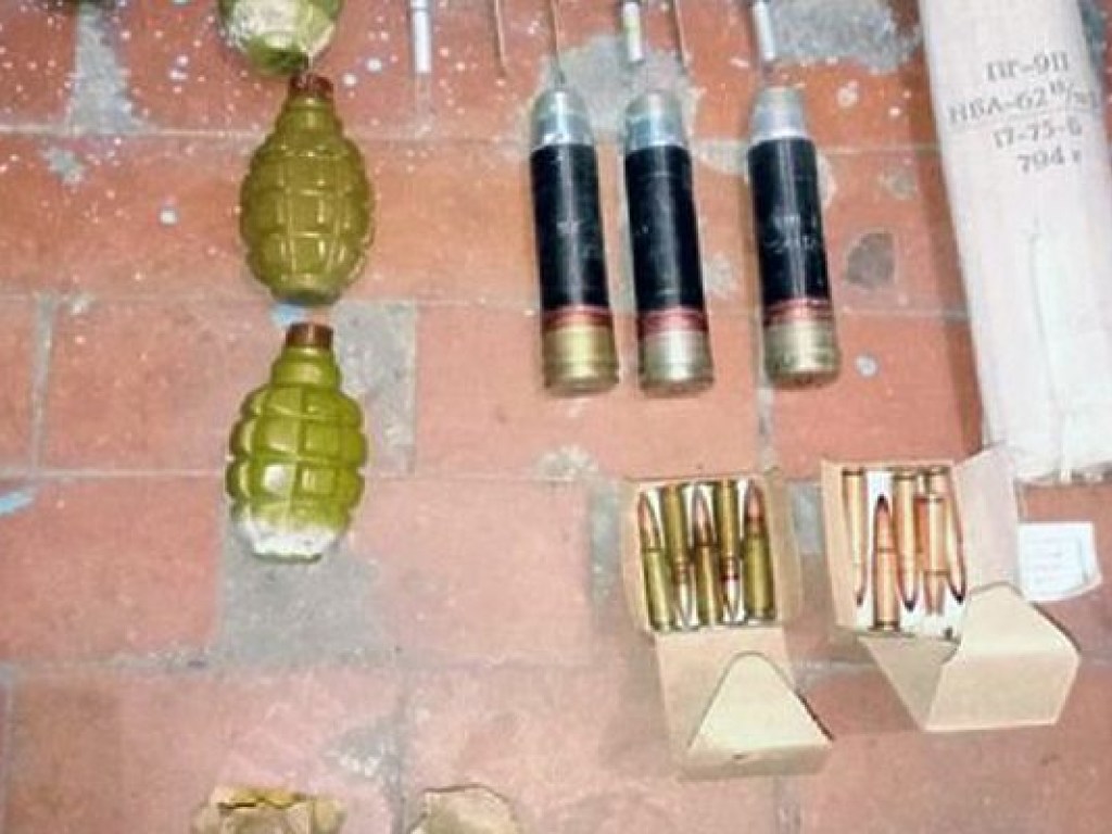 В Авдеевке 16-летняя студентка хранила на чердаке боеприпасы и носила с собой гранату (ФОТО)