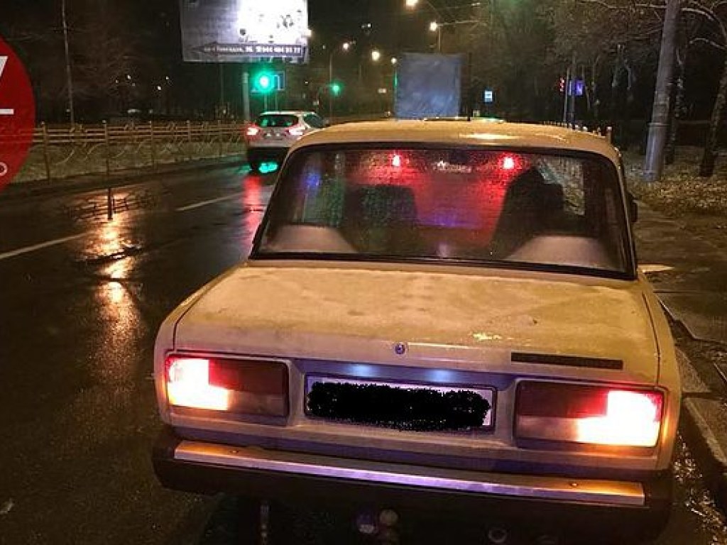 В Подольском районе Киева пьяный водитель ВАЗ въехал в клумбу (ФОТО)