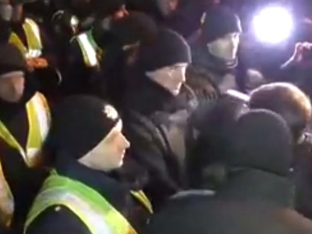 Митингующие с Майдана Независимости пришли с факелами и дымовыми шашками к Администрации Президента