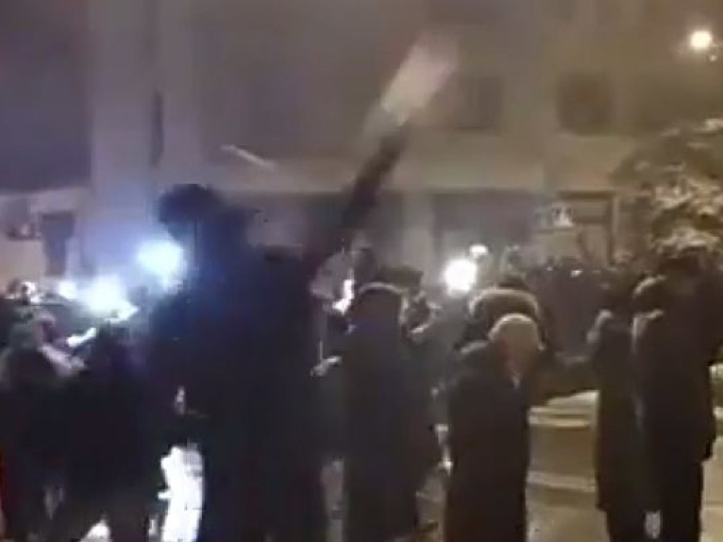 Возле здания МВД задержали несколько протестующих, бросавших петарды и снежки в полицейских