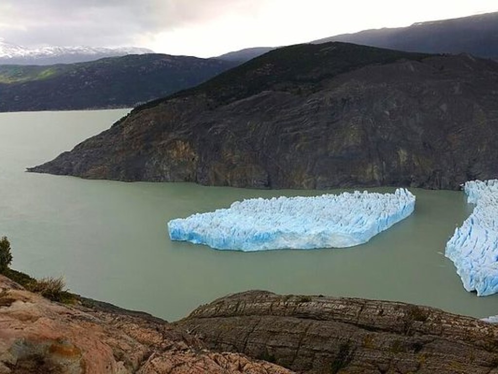 В Чили от голубого ледника откололся огромный айсберг (ФОТО)