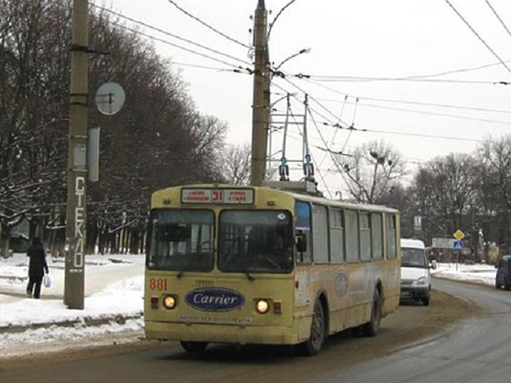 В Харькове во время движения загорелся троллейбус (ВИДЕО)