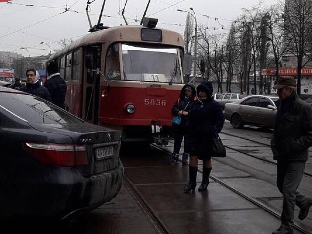 «Герой парковки» на Lexus заблокировал движение трамваев на столичной Куреневке (ФОТО)