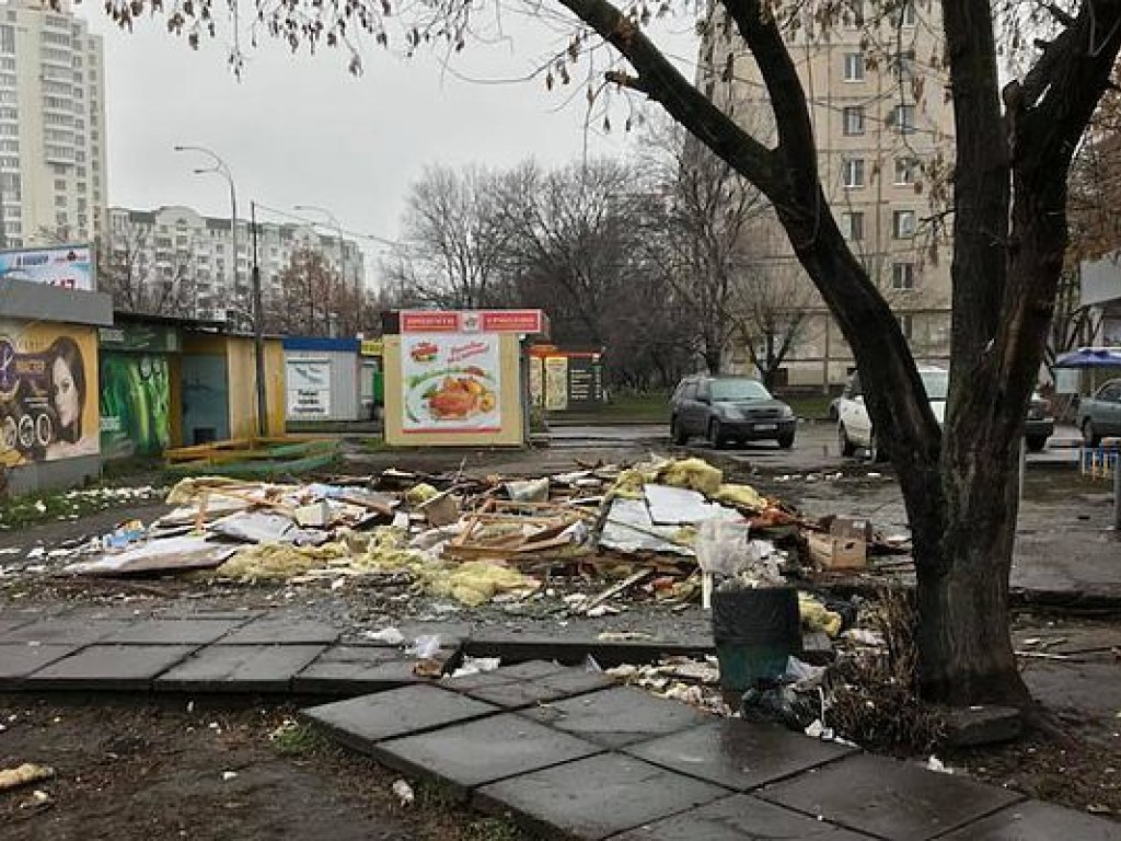 На Минском массиве в Киеве продолжают снос торговых киосков (ФОТО)