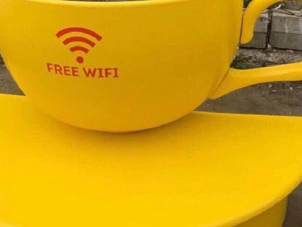 Вандалы поломали &#171;умные&#187; лавочки с Wi-Fi и солнечными батареями на столичной Контрактовой площади (ФОТО)