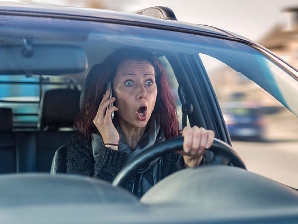 Использование телефона во время вождения в 20 раз увеличивает риск ДТП – эксперт