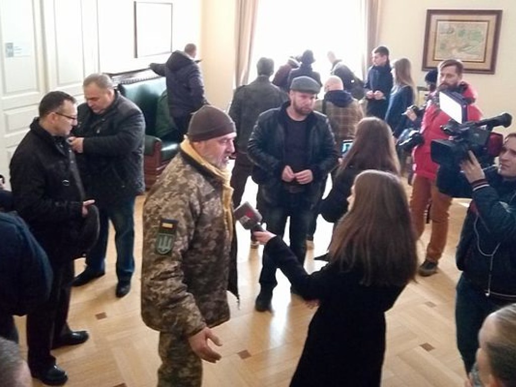 Во Львове активисты и бойцы АТО требовали отставки Садового (ФОТО)