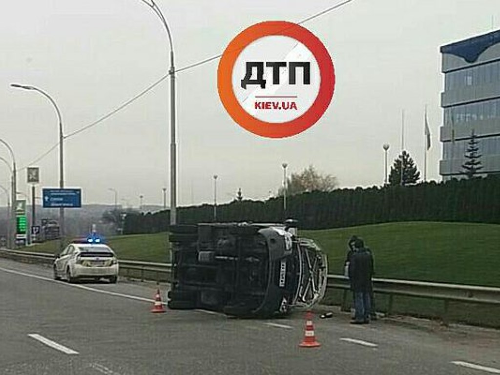 На столичной Окружной дороге перевернулась «Газель» (ФОТО)