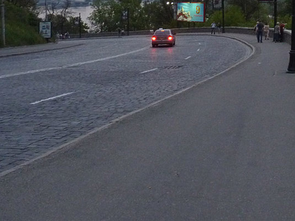 Дорожники частично ограничили движение по столичному Владимирскому спуску