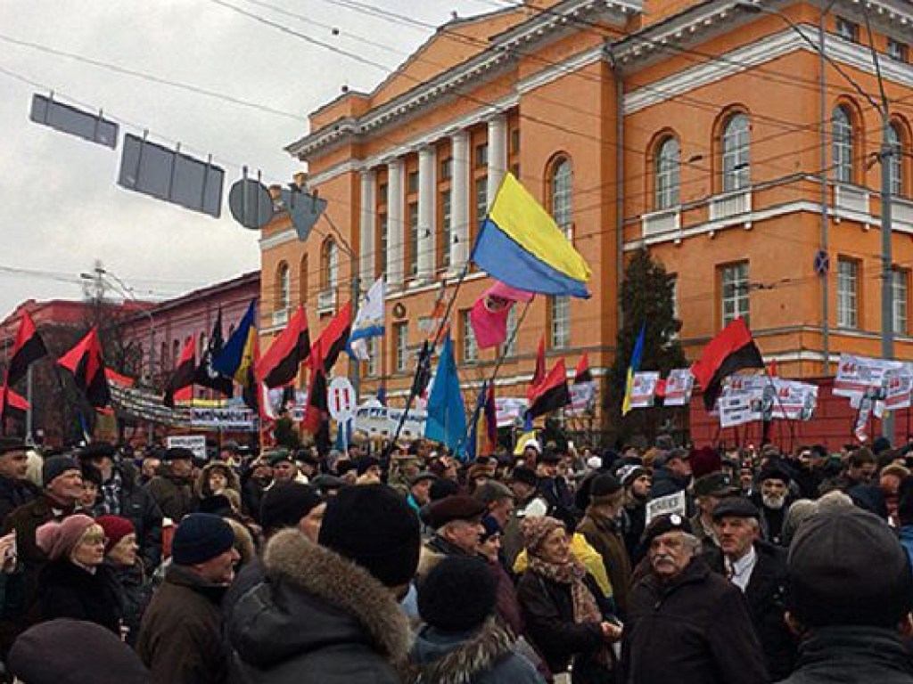 В Киеве сторонники Саакашвили перекрыли движение по улице Владимирской (ФОТО)