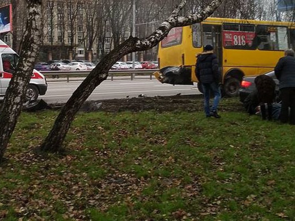На проспекте Победы в Киеве автомобиль протаранил маршрутку (ФОТО)
