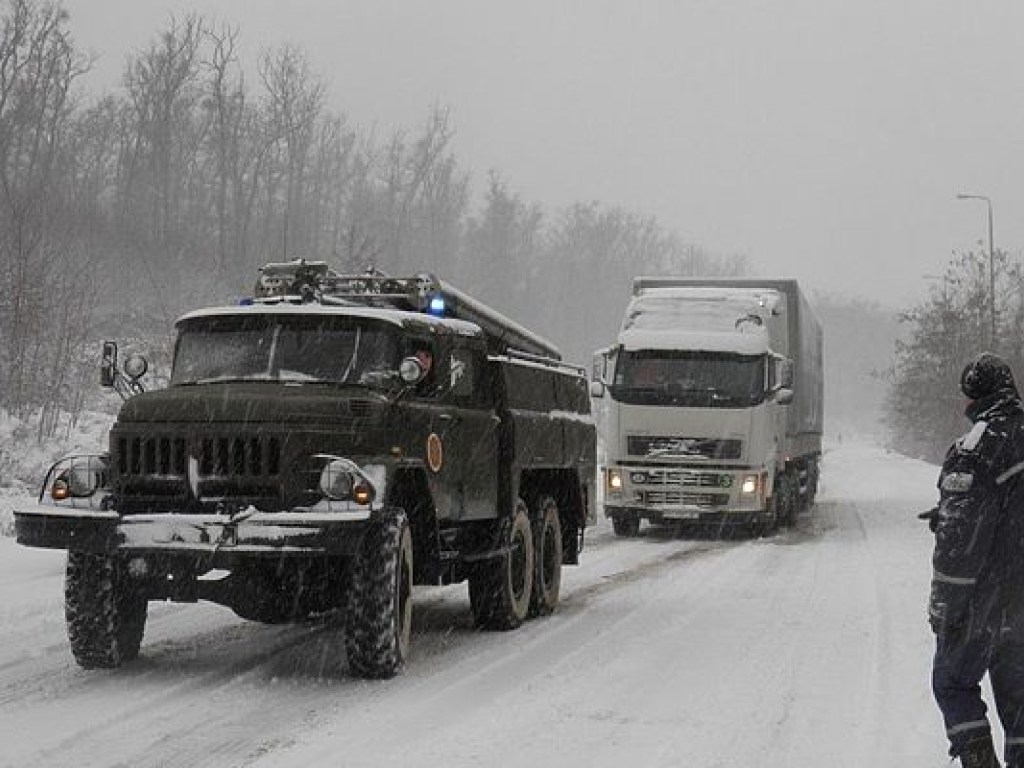 Снегопад на Закарпатье: в сугробах застряли 12 грузовиков, перевернулся автобус с 30 пассажирами