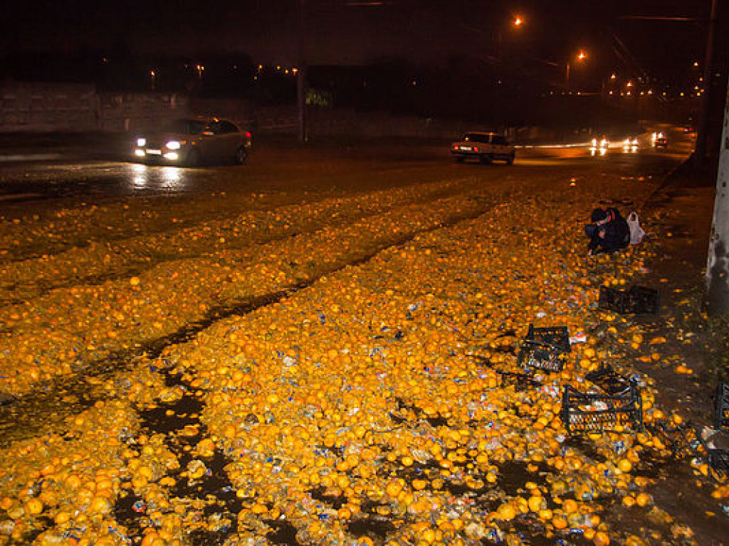 В Днепре в результате ДТП дорогу засыпало мандаринами (ФОТО)