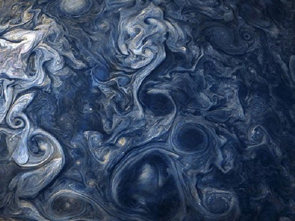 Ученые NASA показали необычные облака на Юпитере (ФОТО)