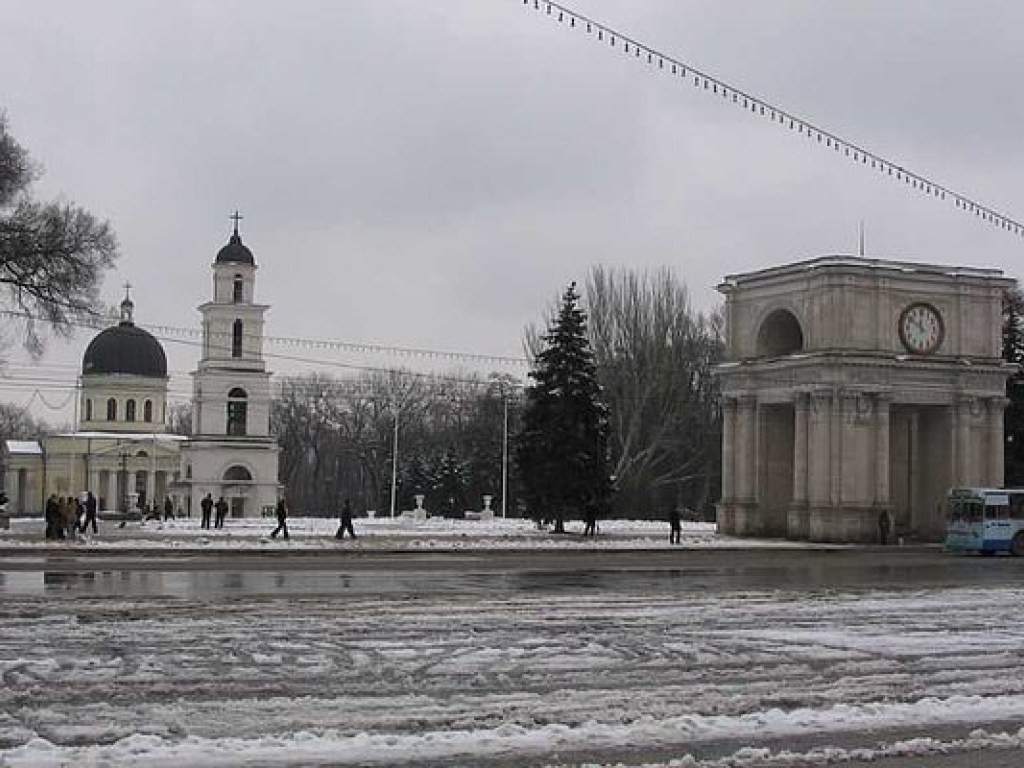 Украинская новогодняя елка стала главным скандалом в Кишиневе (ФОТО)