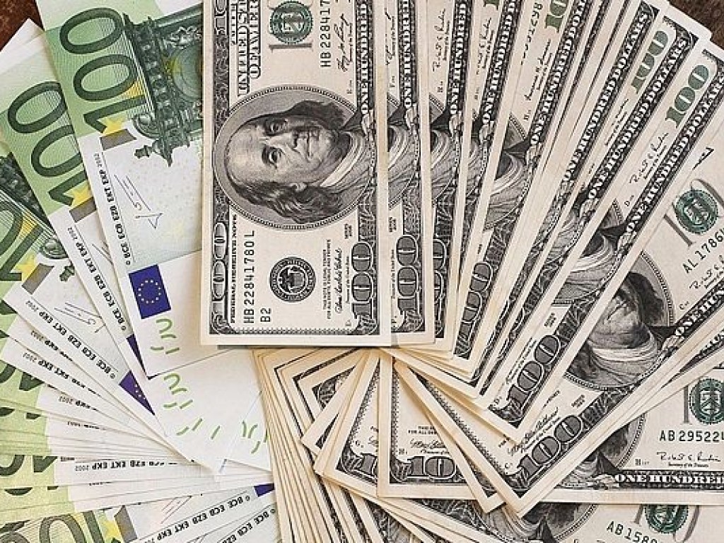 В Украине продолжил рост курс доллара и евро