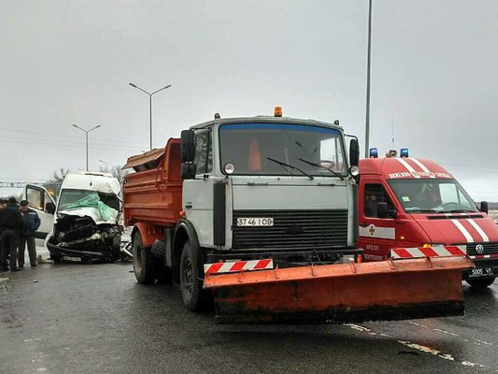 На трассе Киев-Чоп маршрутка врезалась в снегоуборочную машину, есть пострадавшие (ФОТО)