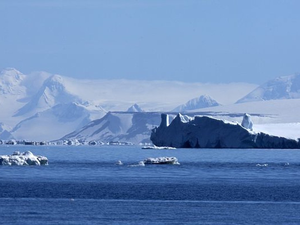 В Антарктиде гигантский айсберг раскололся на куски (ФОТО)