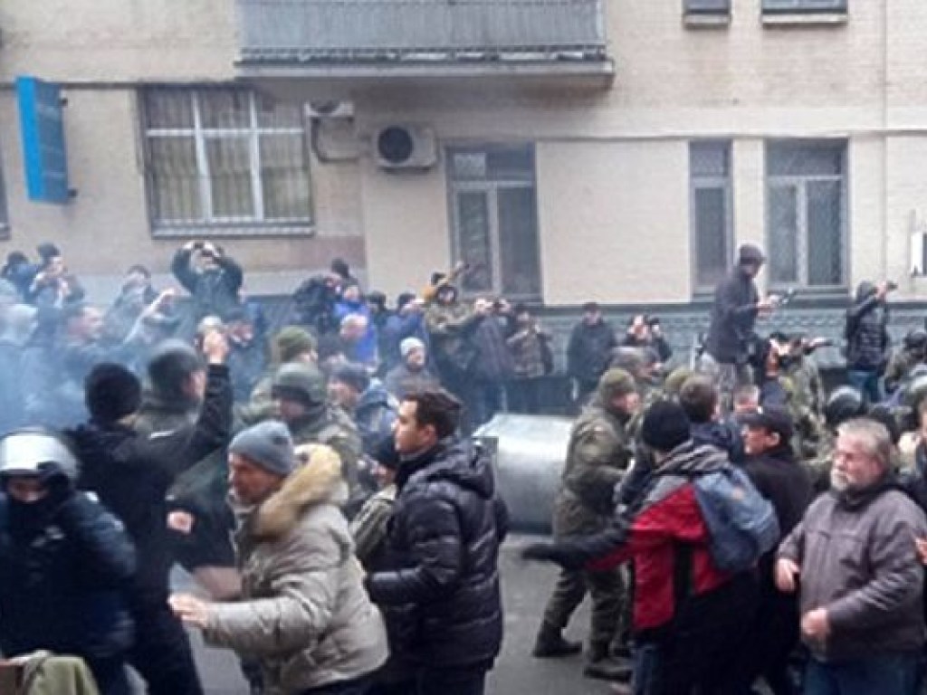 Сторонники Саакашвили вытащили его из машины полиции (ВИДЕО)