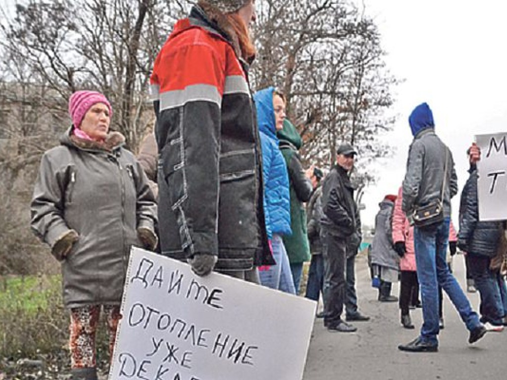 В Одессе люди перекрыли дорогу из-за холода в доме